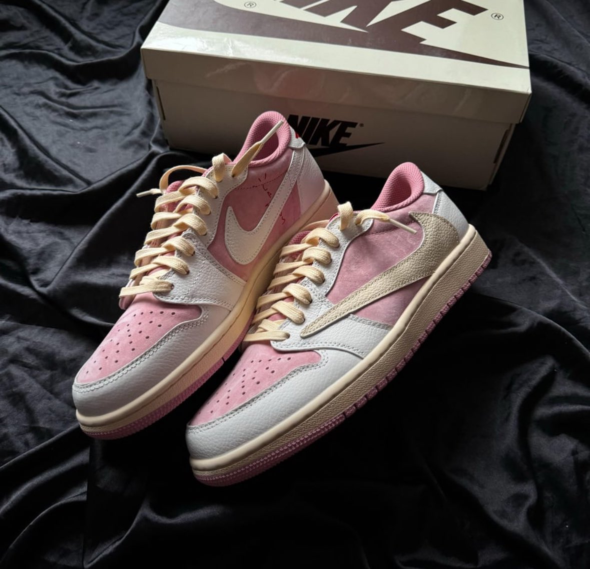 Air Jordan 1 Travis Scott Low - Pink Shy